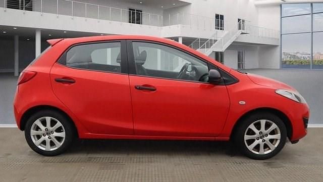 Używany Mazda 2 75 KM (55 kW) 2014 Czerwony Hatchback