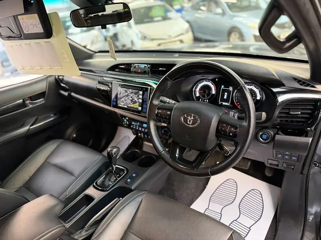 Used Toyota HiLux 150 HP (110 kW) 2019 Grey Pickup
