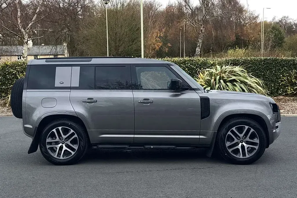 Used Land Rover Defender 245 HP (180 kW) 2024 Silver SUV