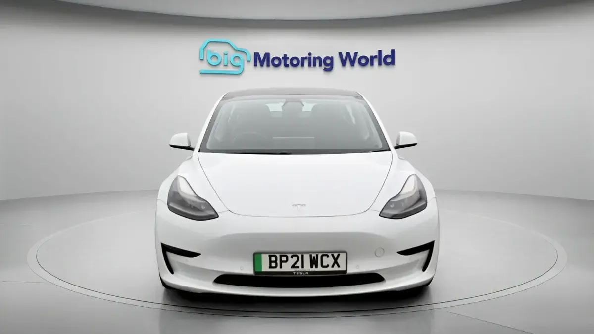 Used Tesla Model 3 Standard Range Plus 222 kW (302 HP) 2021 White Sedan