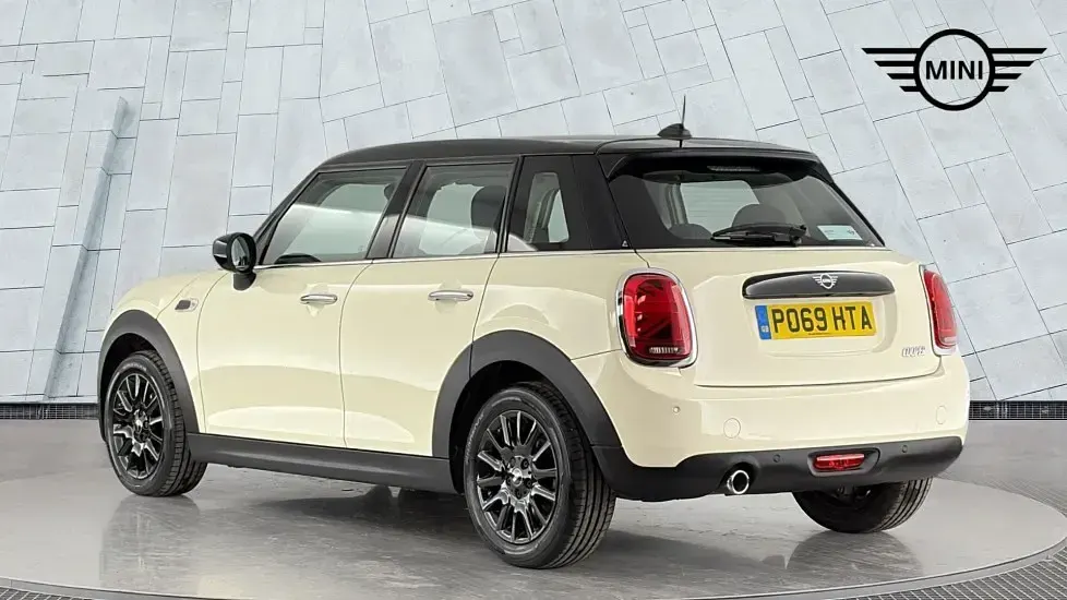 Usado Mini Cooper Classic 134 HP (98 kW) 2019 Branco Citadino