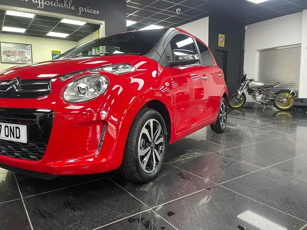 Usado Citroën C1 Flair 82 HP (60 kW) 2017 Vermelho Citadino