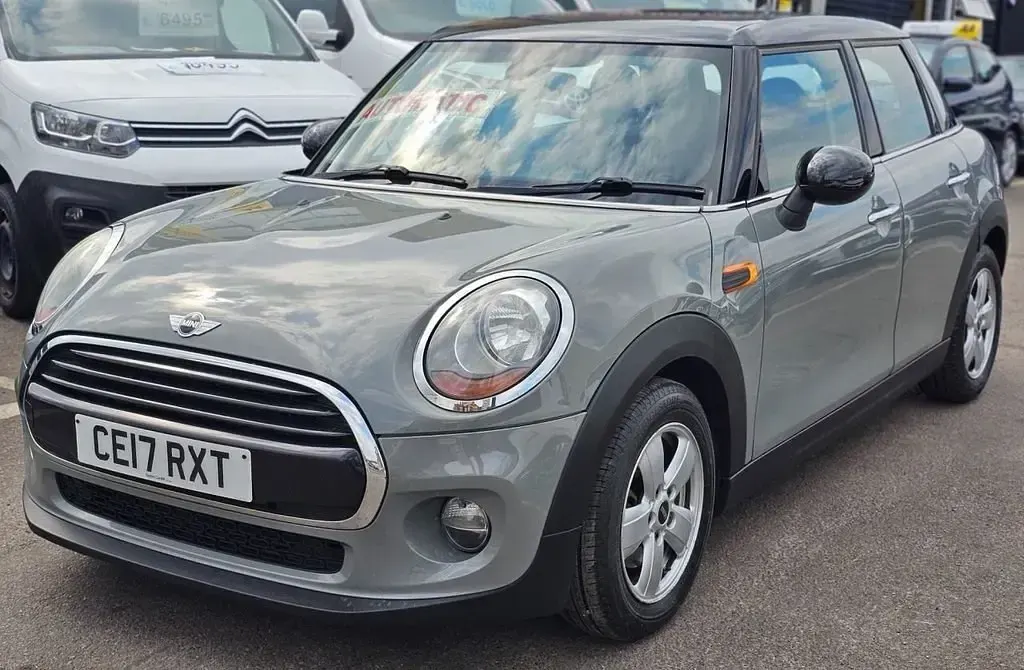 Usado Mini Cooper Hatch 136 CV (100 kW) 2017 Gris Utilitario