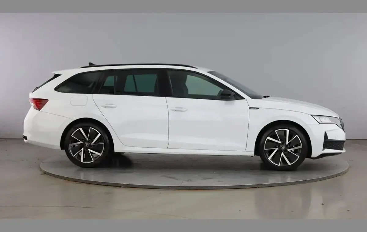 Used Skoda Octavia SportLine 147 HP (108 kW) 2025 Moon white metallic Estate