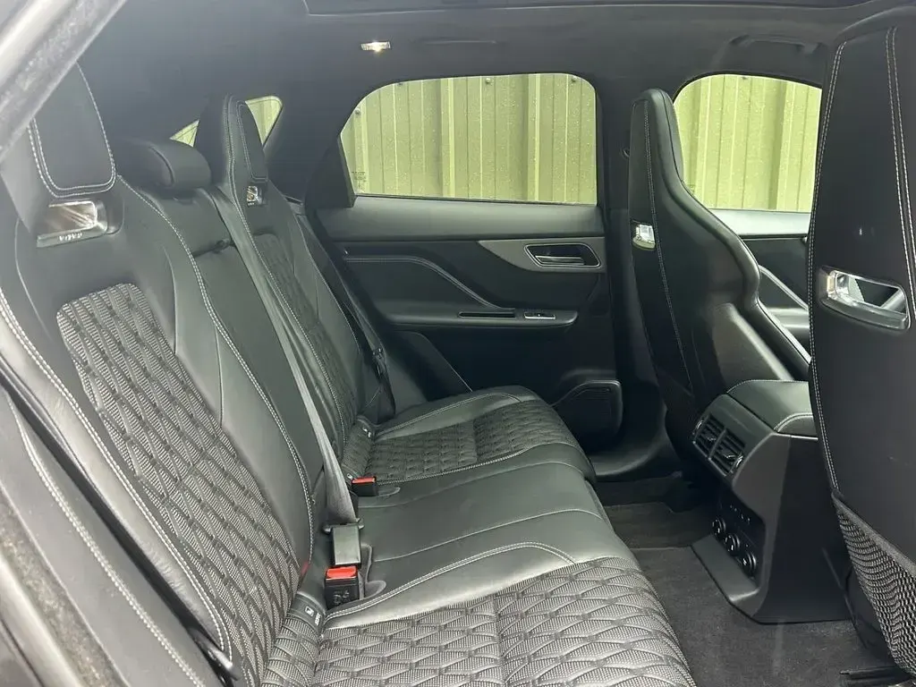 Używany Jaguar F-Pace SVR 550 KM (404 kW) 2019 Srebrny SUV