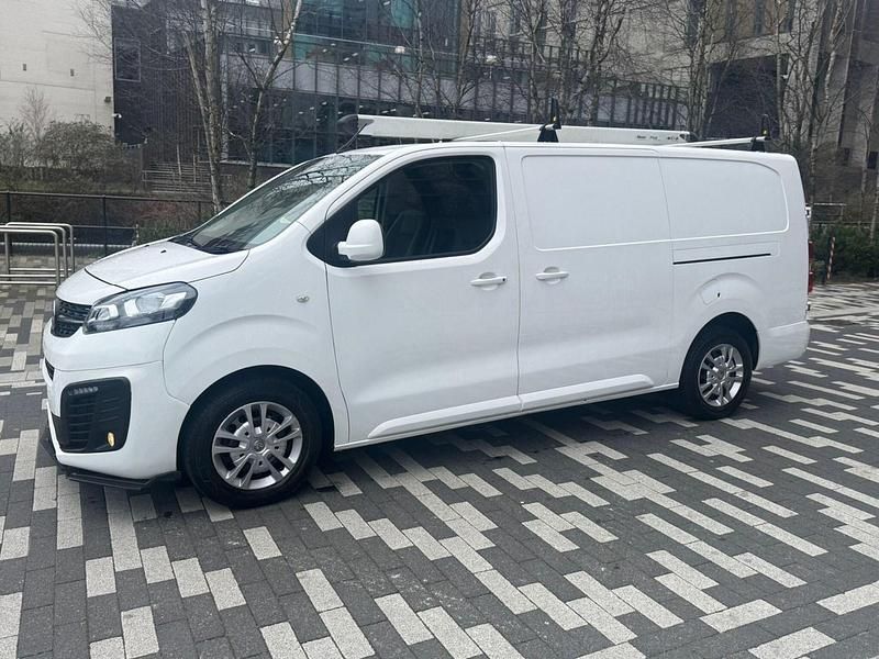 Second-hand Vauxhall Vivaro Sportive 100 CP (73 kW) 2020 Alb Monovolum