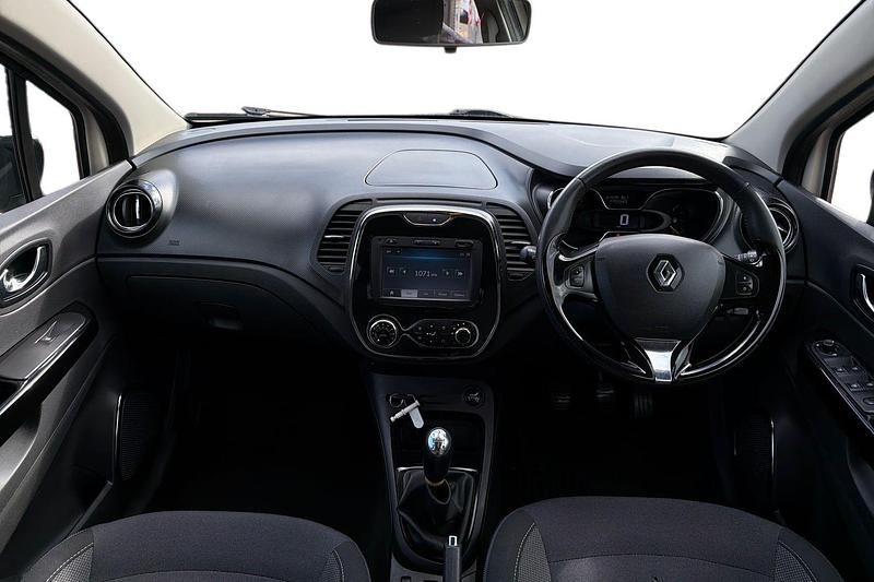 Used Renault Captur Dynamique 90 HP (66 kW) 2014 Cream/black SUV
