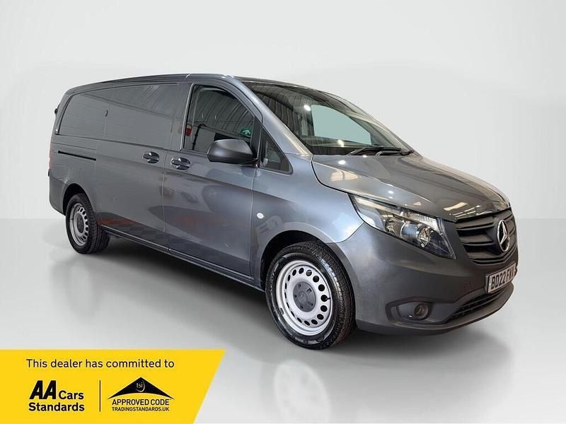 Begagnad Mercedes Vito Progressive 2022 Grå Van