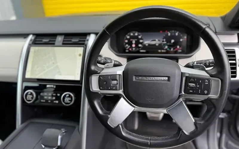 Used Land Rover Discovery 5 SE Dynamic 300 HP (220 kW) 2023 Grey SUV