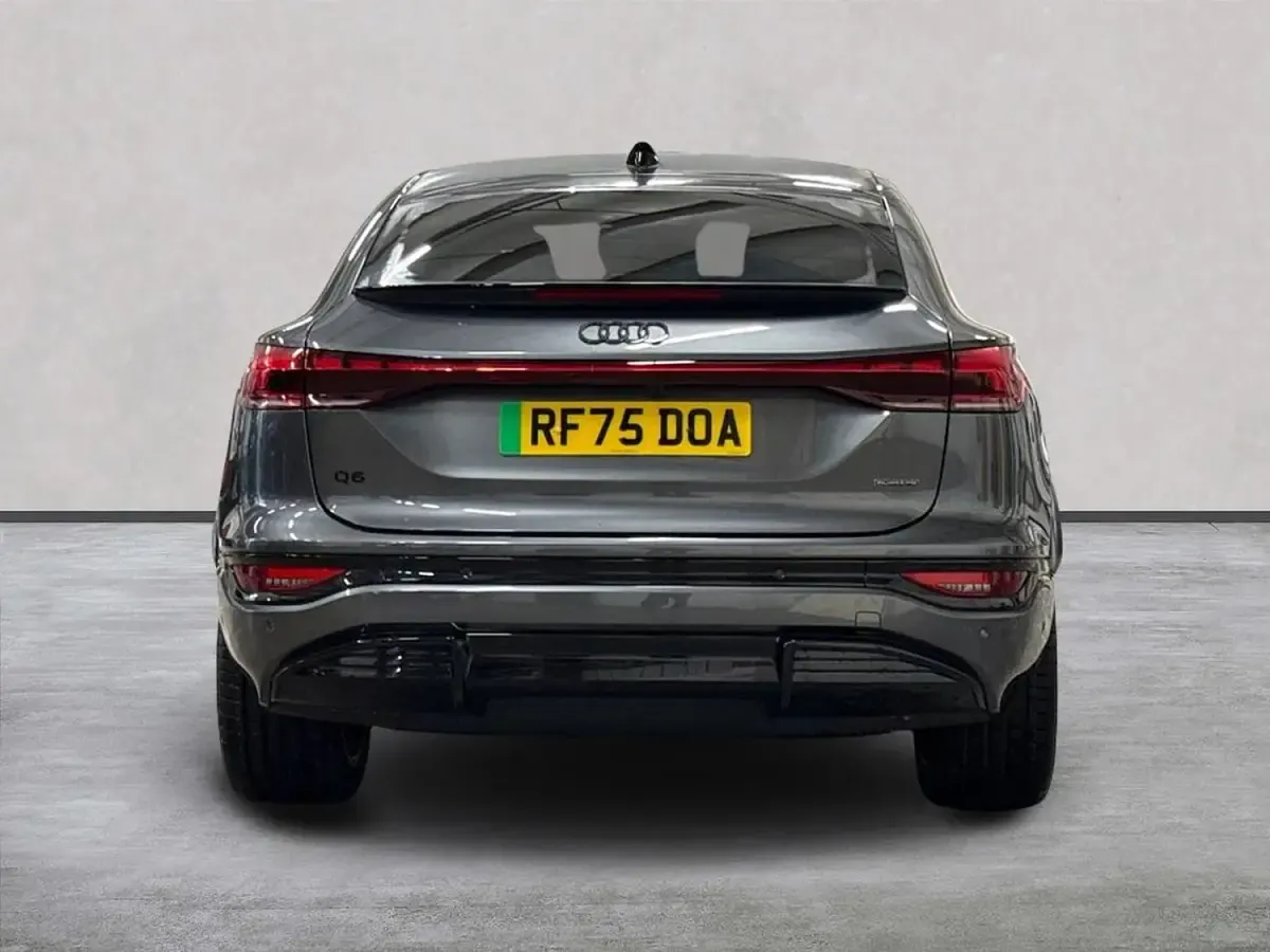 Używany Audi e-tron Premium 284 kW (387 KM) 2025 Szary SUV