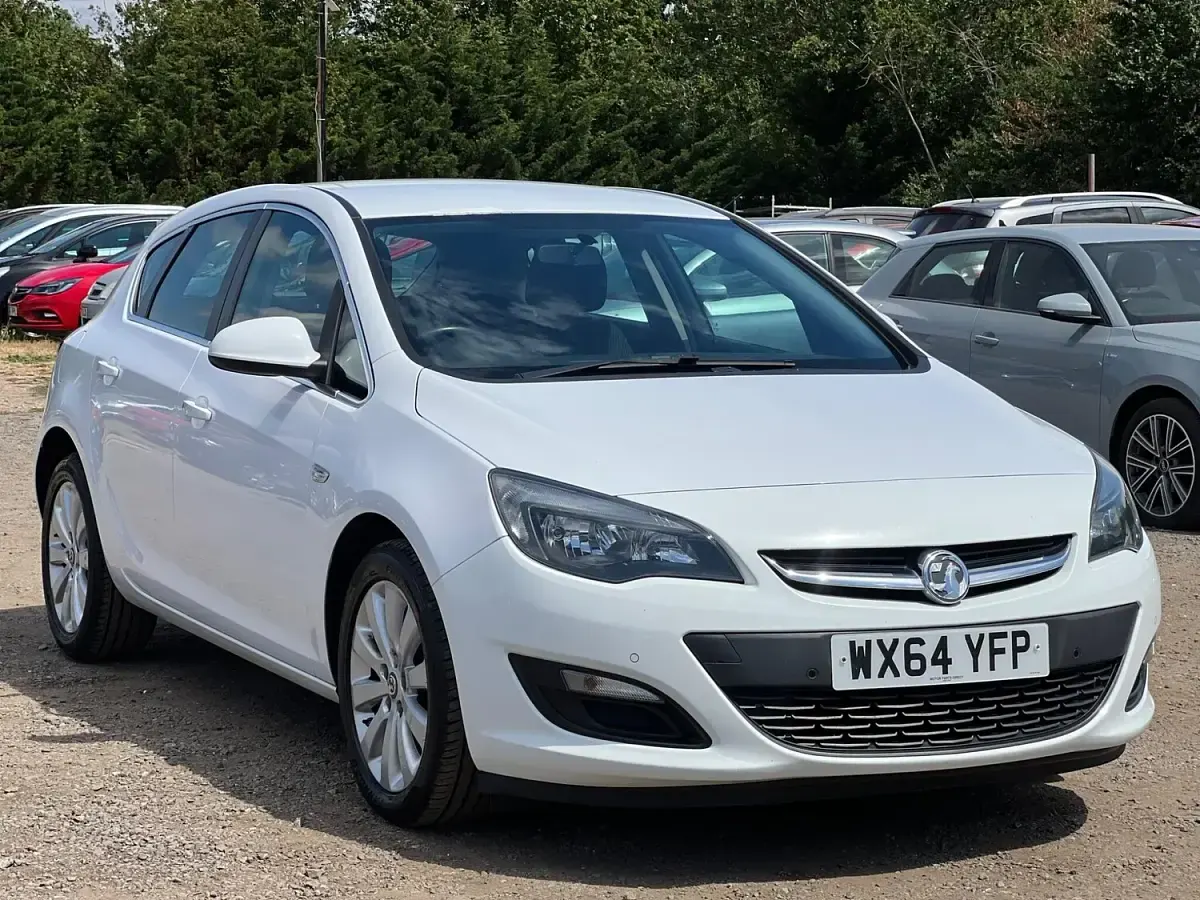 Used Vauxhall Astra 136 HP (100 kW) 2014 White Hatchback