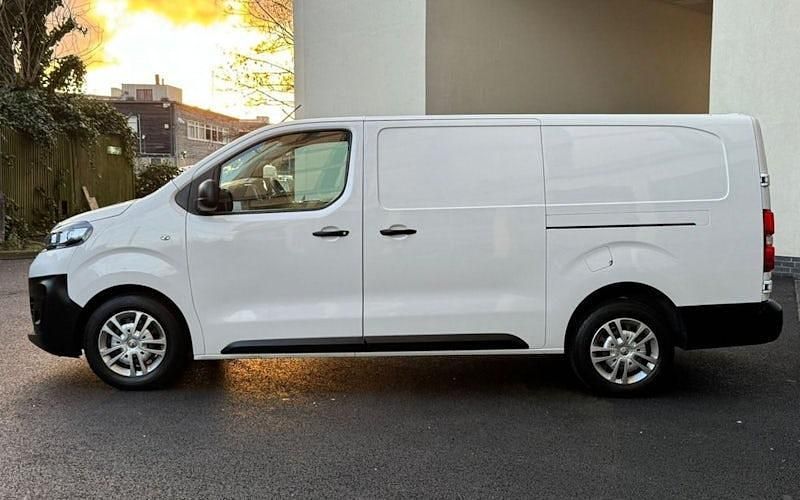 Used Vauxhall Vivaro S 101 HP (74 kW) 2021 White MPV