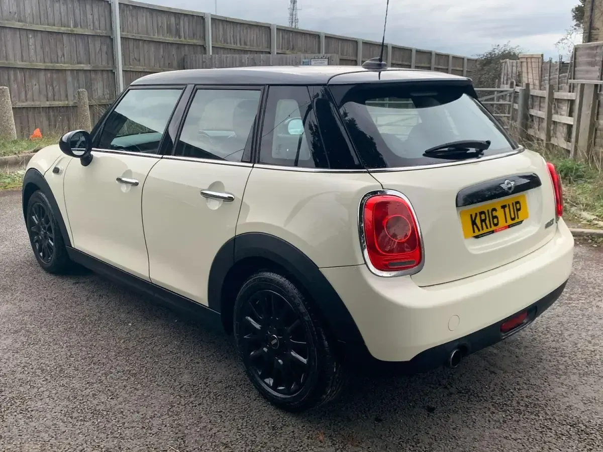 Używany Mini Cooper Hatch 2016 Biały Hatchback