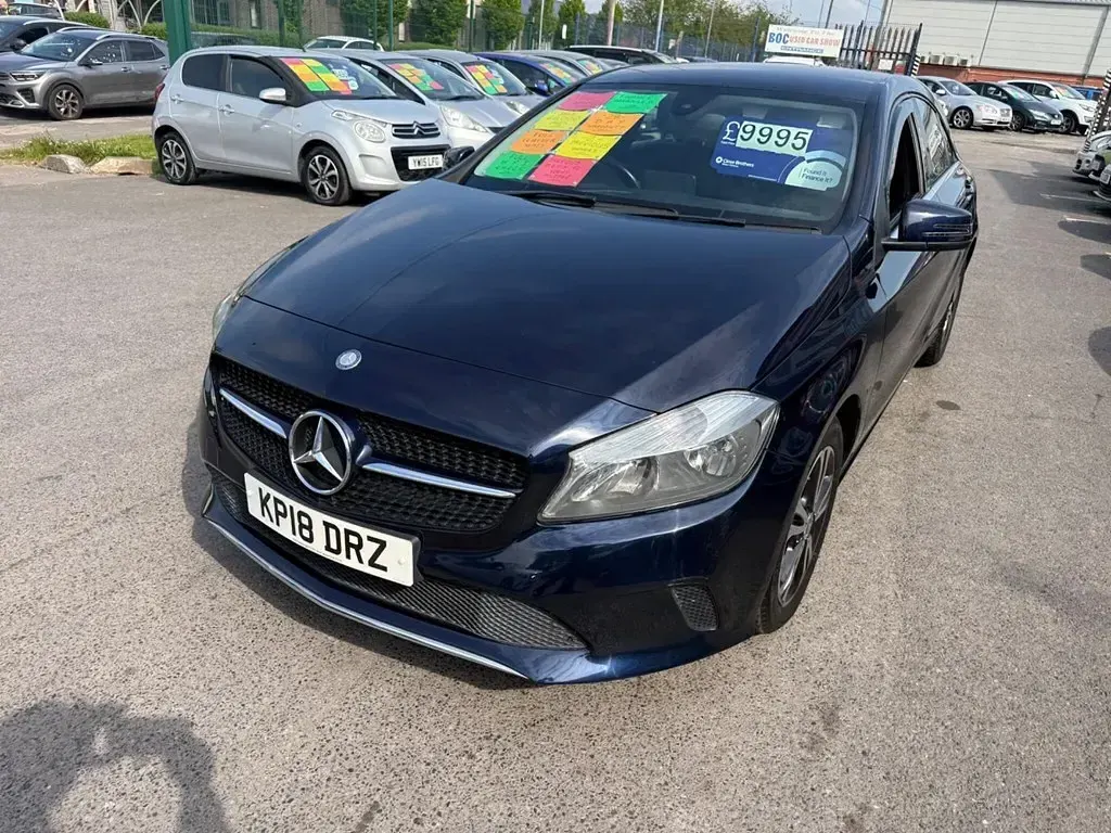 Usado Mercedes A180 SE 2018 Azul Citadino