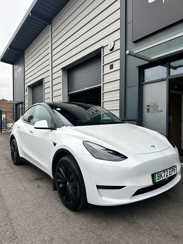 White Used 2022 Tesla Model Y SUV | £27,000 (Expensive) - Image 1/4