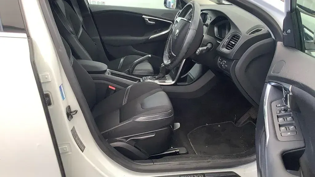 Used Volvo V40 SE 2013 White Hatchback