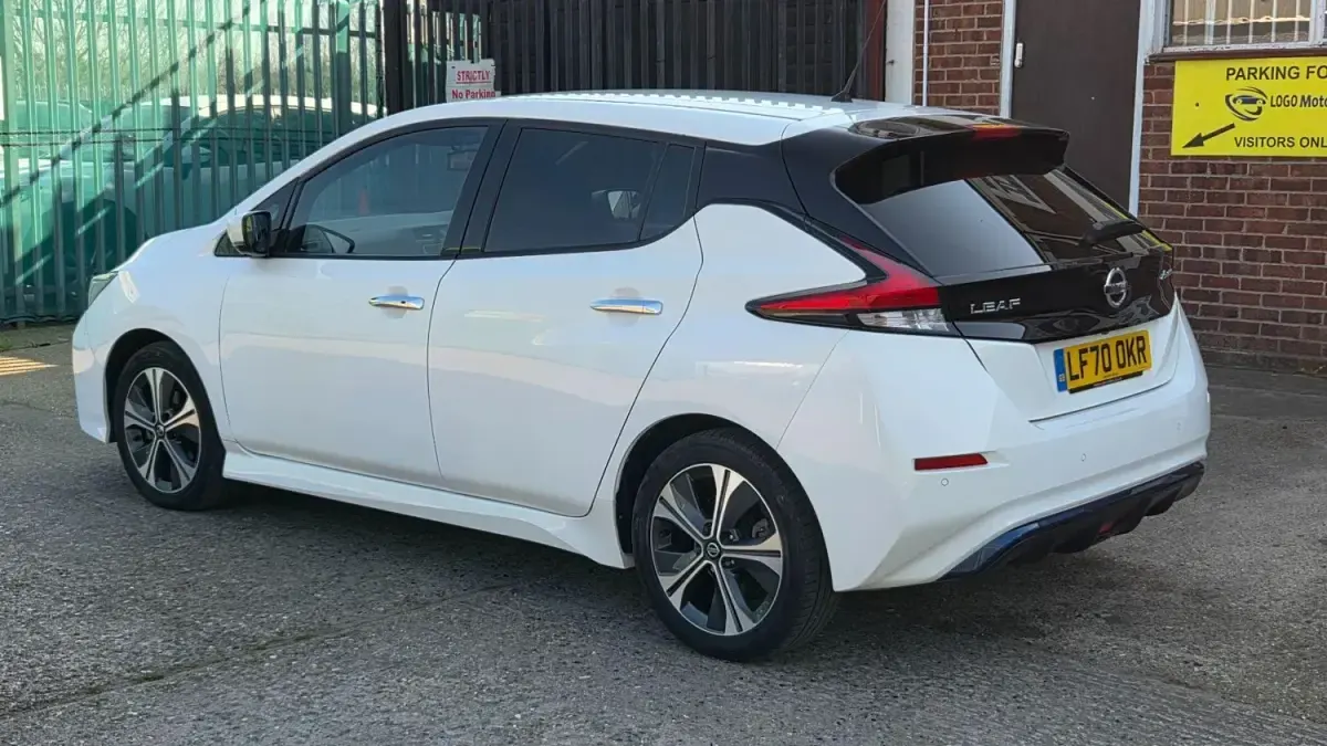 Begagnad Nissan Leaf Tekna 110 kW (150 HK) 2020 Vit Halvkombi