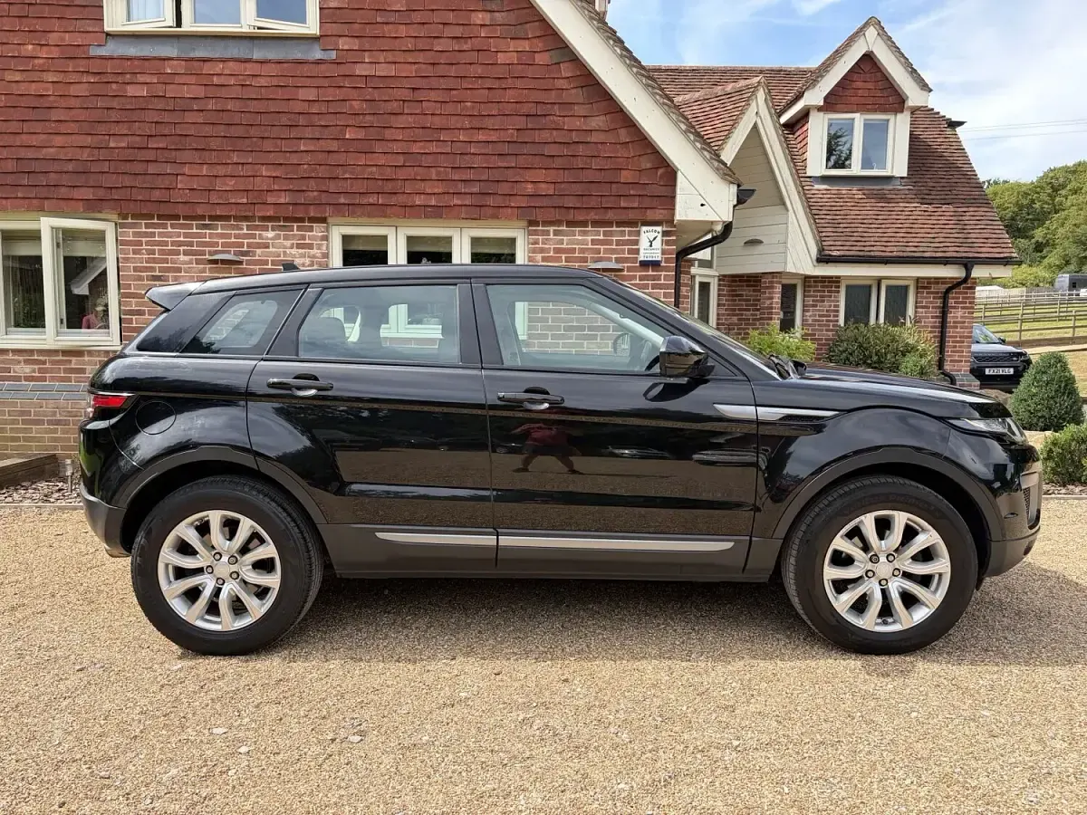 Used Land Rover Range Rover evoque SE 2016 Black Estate
