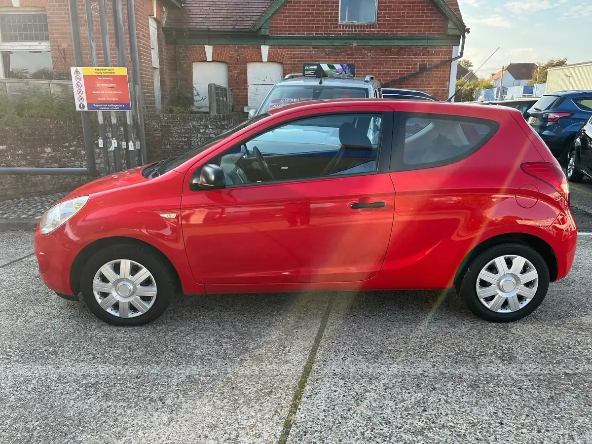Used Hyundai i20 Classic 78 HP (57 kW) 2009 Red Hatchback