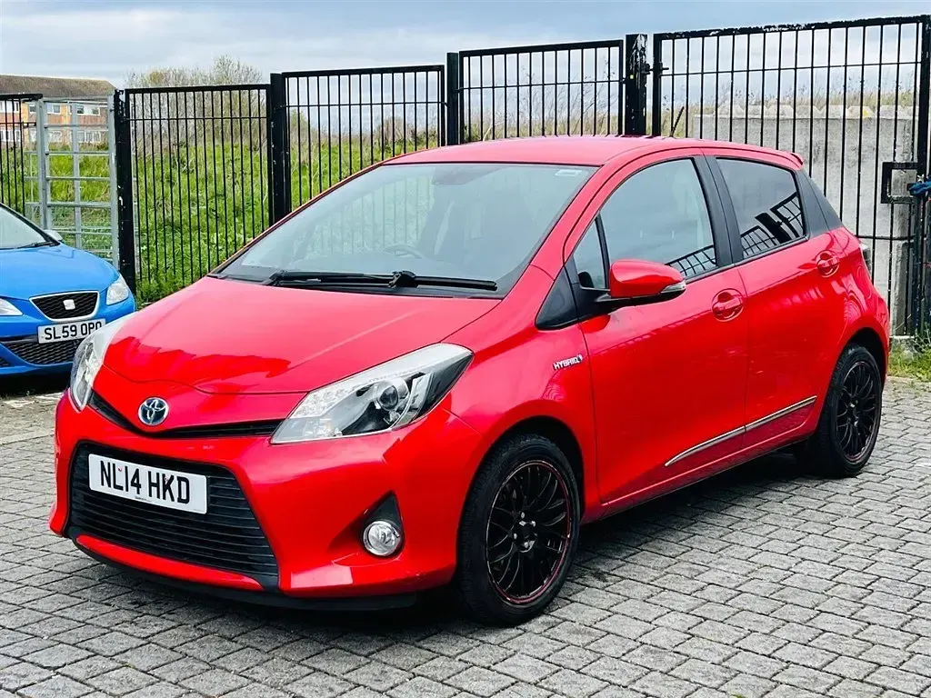 Begagnad Toyota Yaris Trend 2014 Röd Halvkombi