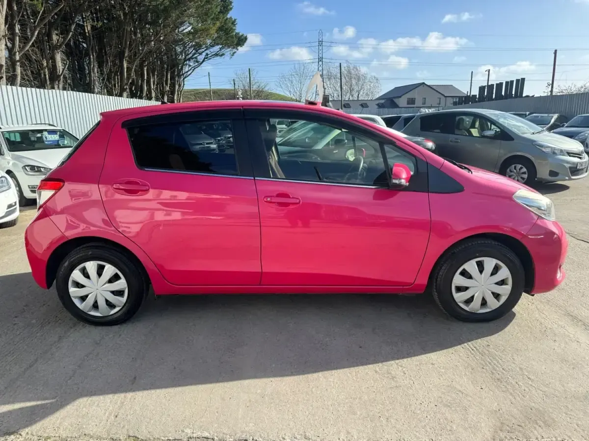 Usado Toyota Vitz 2013 Rosa Utilitario