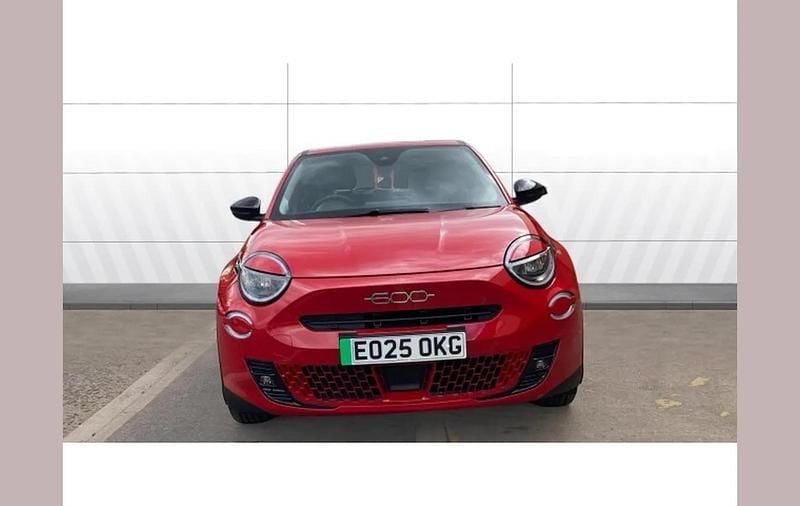 Usado Fiat 600 Red 114 kW (156 HP) 2025 Vermelho SUV