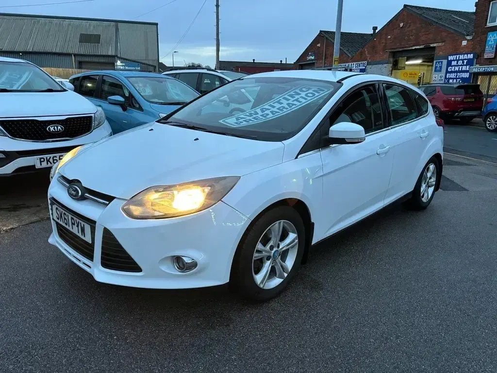 Used Ford Focus Zetec 115 HP (84 kW) 2011 White Hatchback