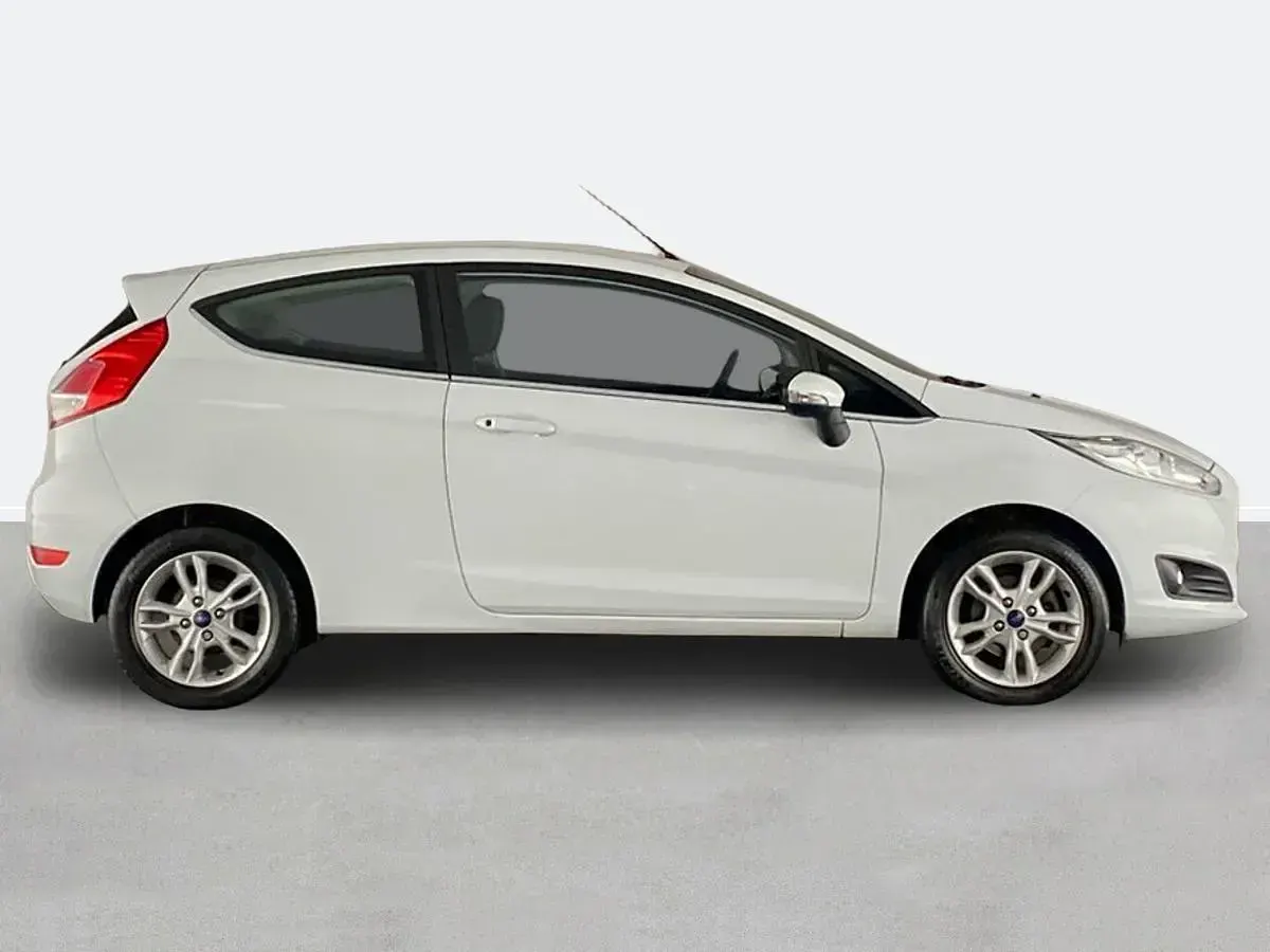 Used Ford Fiesta Zetec 82 HP (60 kW) 2017 White Hatchback