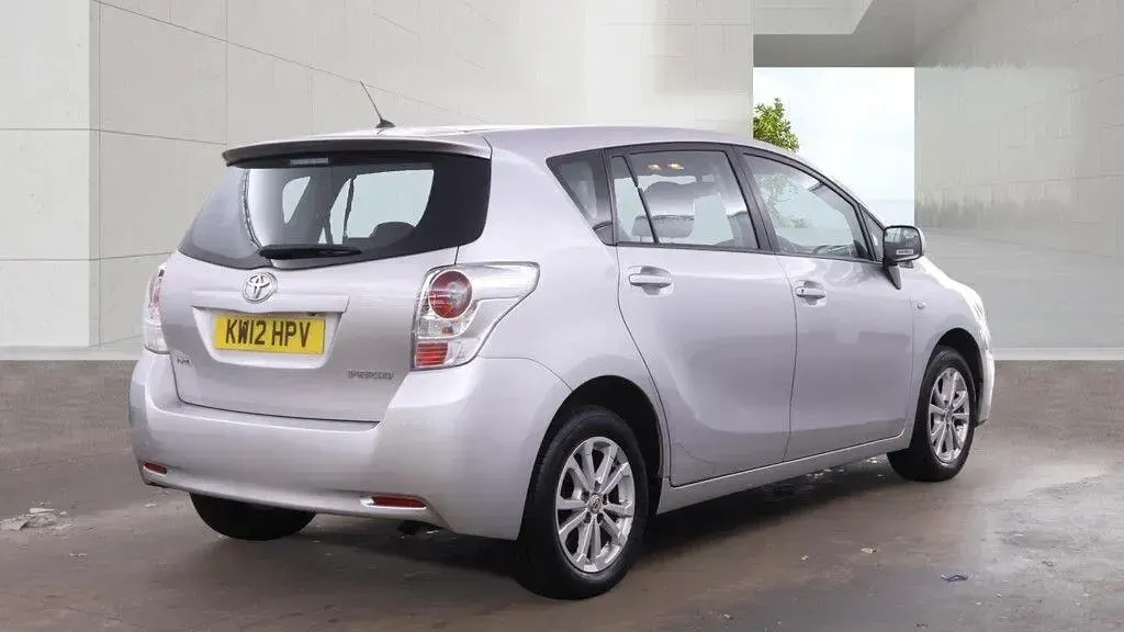 Used Toyota Verso 132 HP (97 kW) 2012 Silver MPV