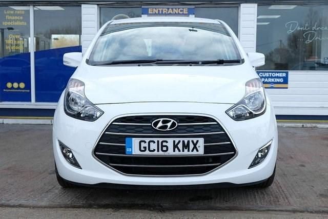 Used Hyundai ix20 SE 123 HP (90 kW) 2016 White Hatchback