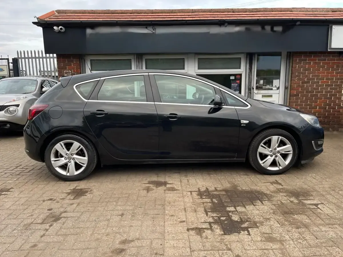 Second-hand Vauxhall Astra SRi 115 CP (84 kW) 2014 Negru Hatchback