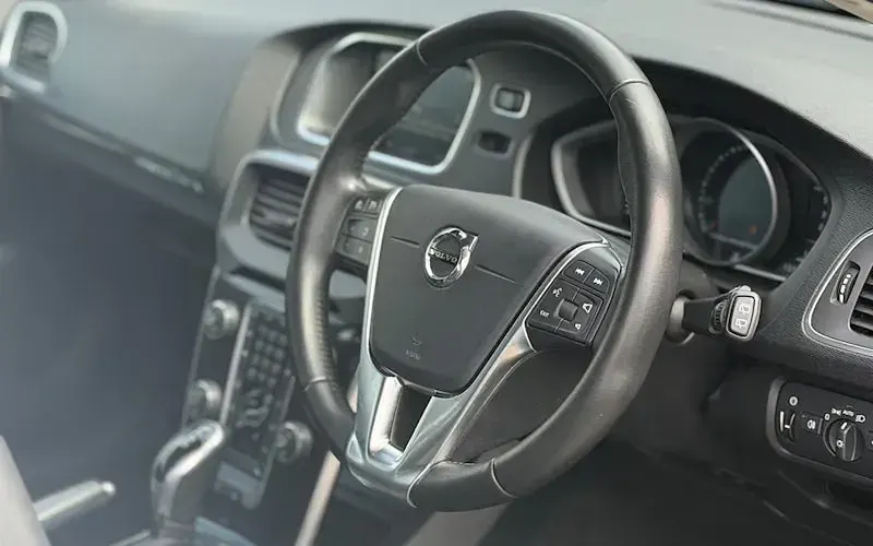 Used Volvo V40 Pro 120 HP (88 kW) 2018 White Hatchback