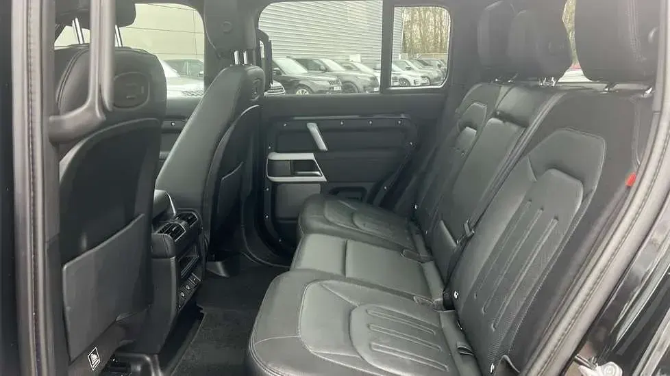 Używany Land Rover Defender SE Dynamic 249 KM (183 kW) 2021 Czarny SUV