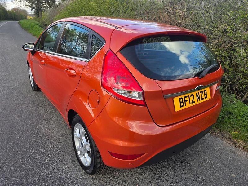 Used Ford Fiesta Zetec 96 HP (70 kW) 2012 Red Hatchback