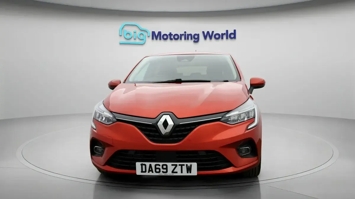 Used Renault Clio Iconic 99 HP (72 kW) 2019 Red Hatchback