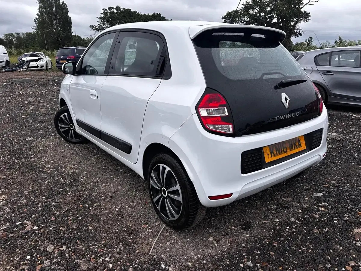 Used Renault Twingo Play 70 HP (51 kW) 2016 White Hatchback