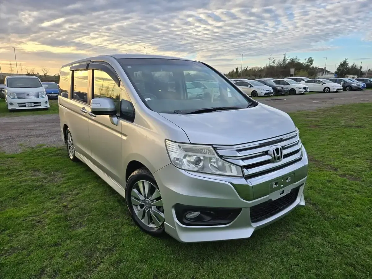 Używany Honda Stepwgn 2014 Srebrny Minivan