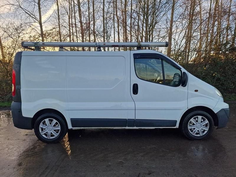 Used Renault Trafic 115 HP (84 kW) 2006 White MPV