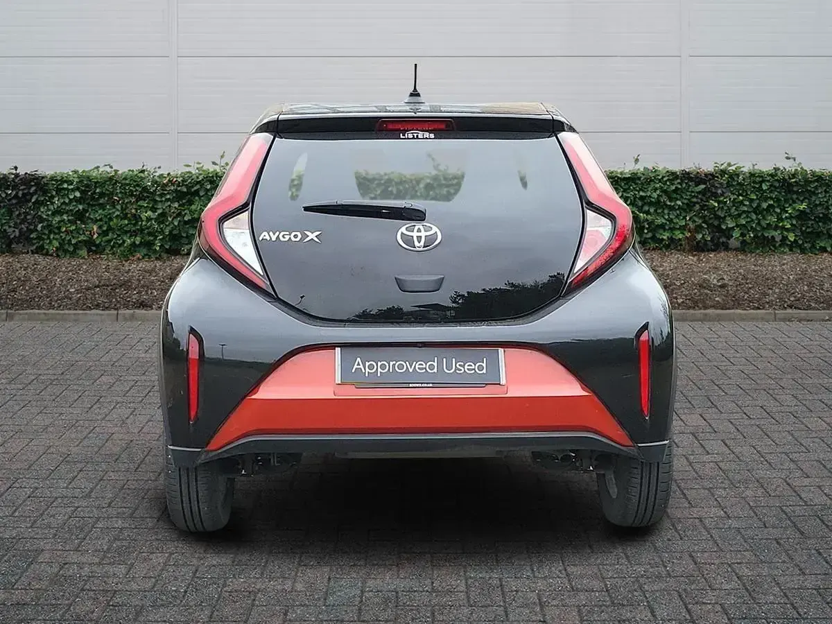 Usado Toyota Aygo X 72 HP (52 kW) 2023 Vermelho SUV