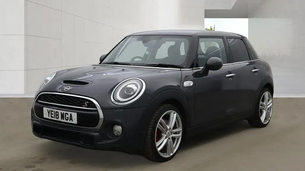 Usado Mini Cooper S Hatch 2018 Cinzento Citadino