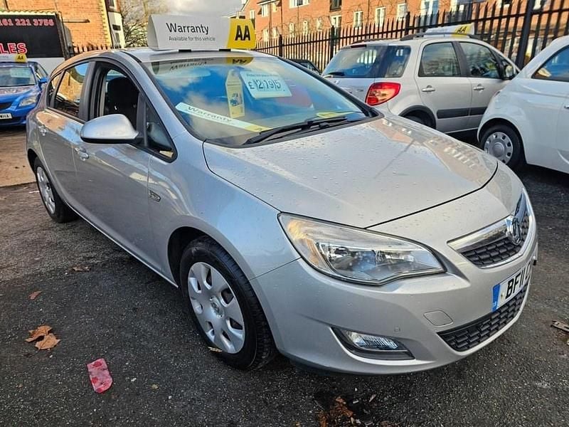 Silver Used 2011 Vauxhall Astra Hatchback | £2,195 (Fair price) - Image 1/4