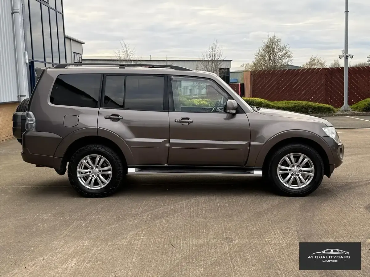 Used Mitsubishi Shogun 197 HP (144 kW) 2013 Brown SUV