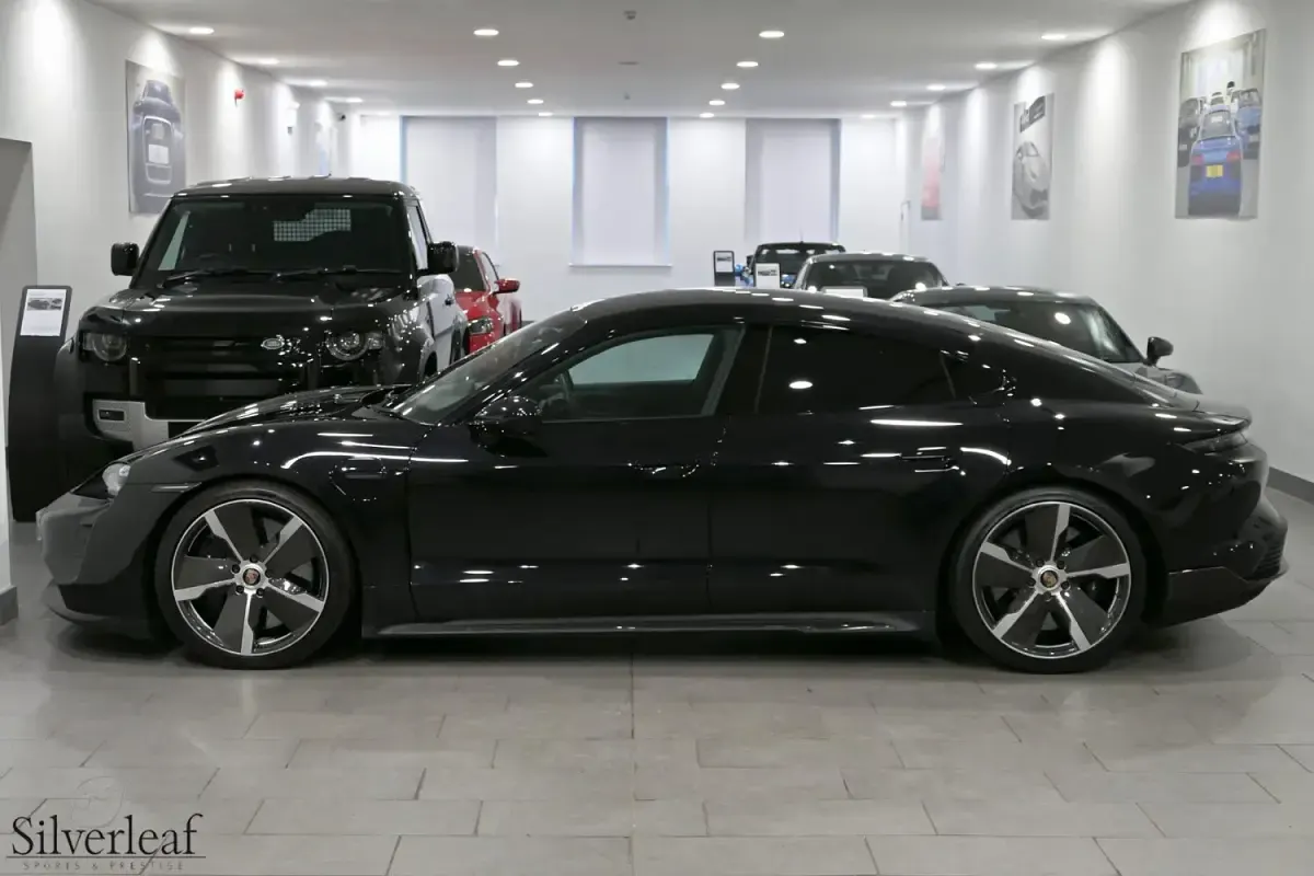 Begagnad Porsche Taycan 559 kW (761 HK) 2020 Svart Sedan