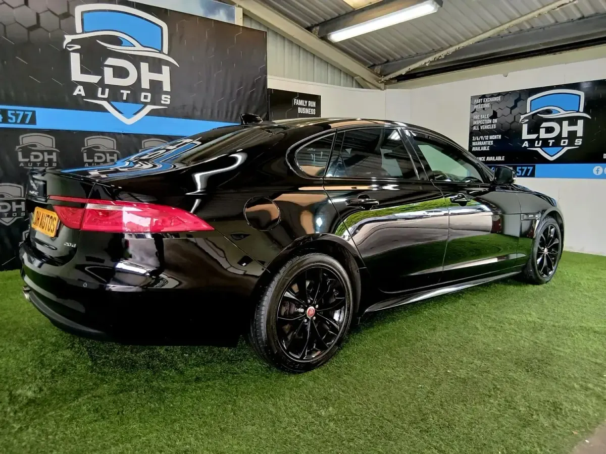 Second-hand Jaguar XF R-Sport 180 CP (132 kW) 2019 Negru Berlinǎ