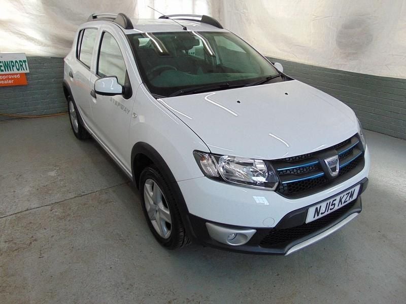 White Used 2015 Dacia Sandero Lauréate Hatchback | £4,190 (Fair price) - Image 1/4