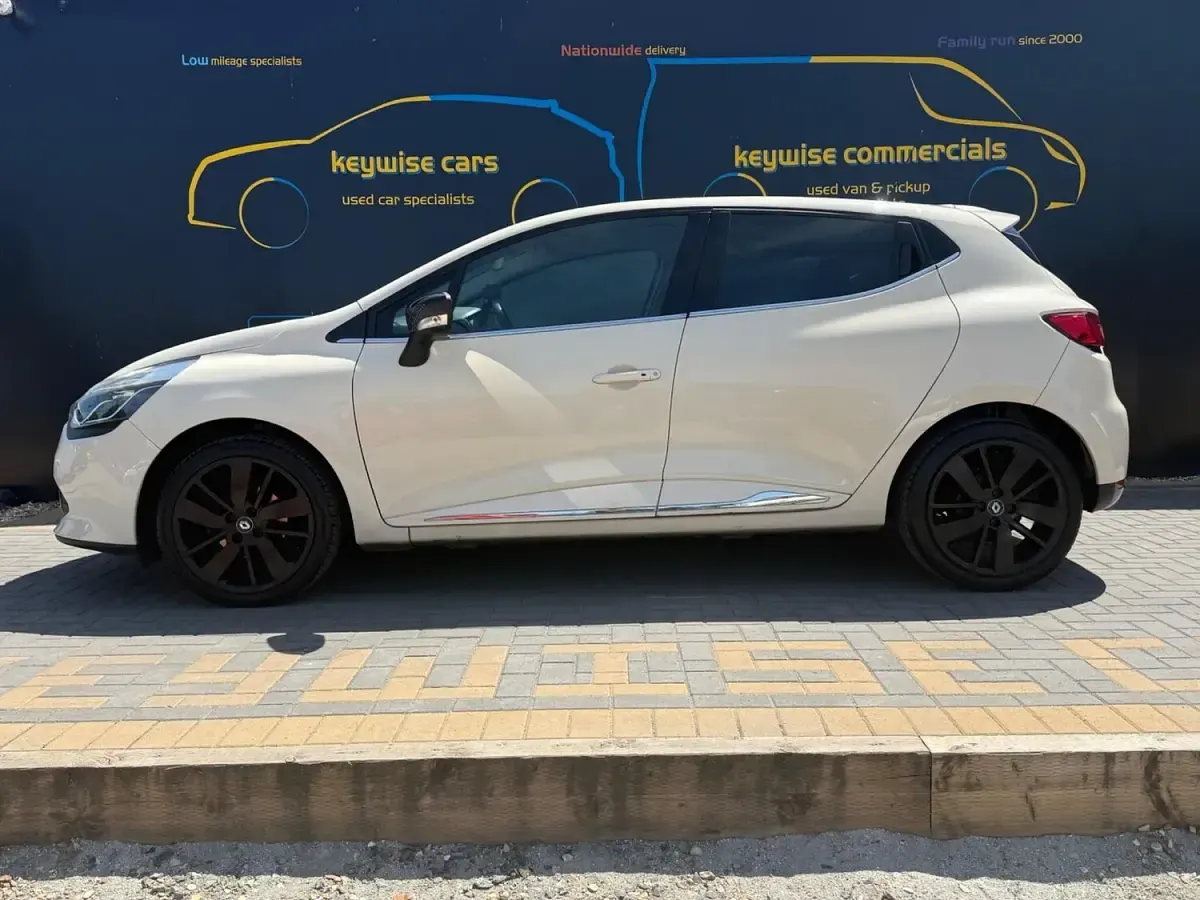 Used Renault Clio Iconic 90 HP (66 kW) 2016 Cream Hatchback