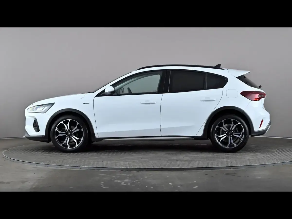 Begagnad Ford Focus Active X 120 HK (88 kW) 2022 Vit Halvkombi