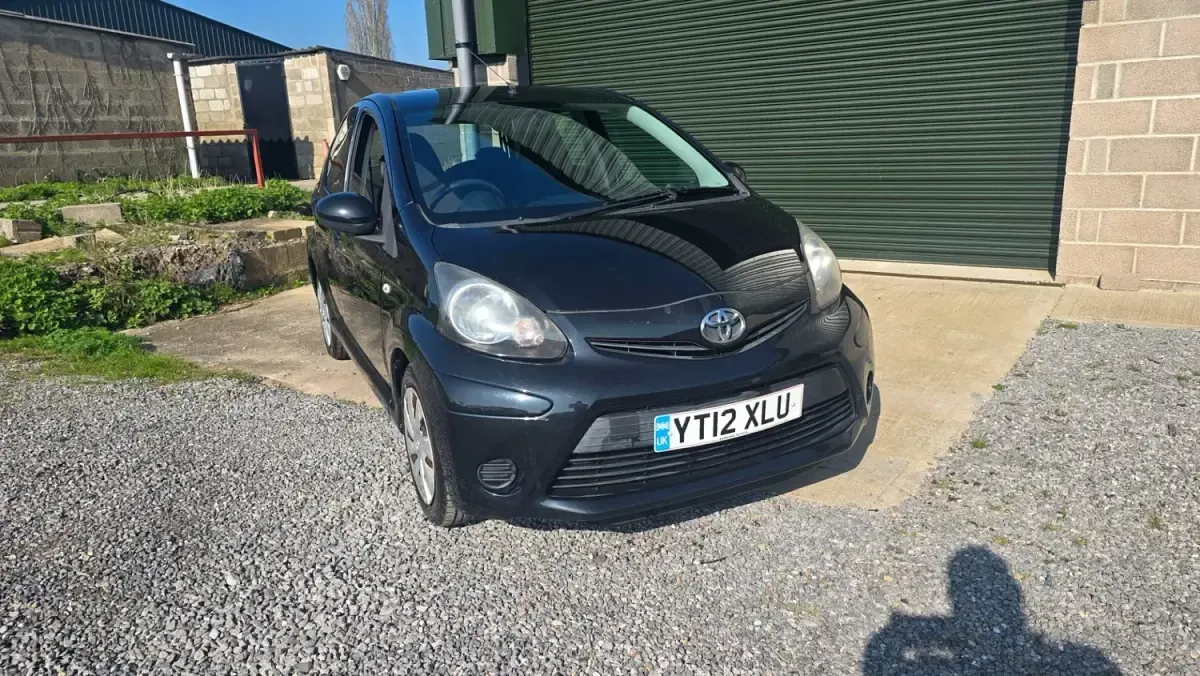 Usado Toyota Aygo 68 CV (50 kW) 2012 Negro Utilitario