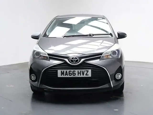 Używany Toyota Yaris Multidrive S 99 KM (72 kW) 2016 Szary Hatchback