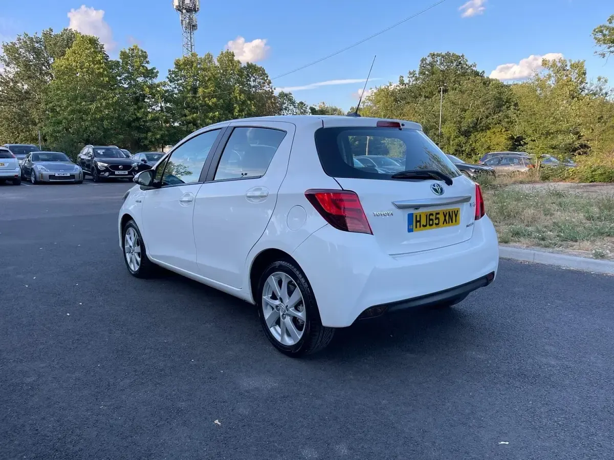 Used Toyota Yaris 100 HP (73 kW) 2015 White Hatchback